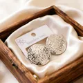 Orecchini a perno in acciaio inossidabile martellato vintage con incisione LOVE argento - Orecchini Rotondi (LOVE) / Colore acciaio