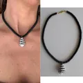 Dettaglio della collana di perle nere con ciondolo a conchiglia per stile spiaggia - Collana con Conchiglia Motivo Zebra in Agata