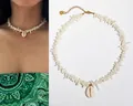 Elegante collana girocollo con conchiglia da spiaggia, vista sulla modella e in piano - Collana con Conchiglia e Guscio Bianco