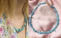 Dettaglio della collana girocollo con pietre blu e foto della modella in stile vita. - Collana con Guscio a Barra Blu