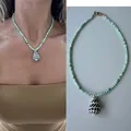 Collana di perle verdi elegante con pendente in conchiglia naturale a macchie bianche e nere - Collana con Conchiglia Motivo Zebra in Pietra Naturale