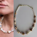 Collana da spiaggia con conchiglie naturali e perle bianche per uno stile da vacanza - Collana di Perle con Conchiglia