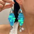 Boucles d'oreilles pendantes poisson à paillettes bleues irisées - Poisson à Paillettes Argenté et Bleu (1457)