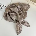 Foulard quadrato vintage pitonato argento da donna, bandana annodata in stile Y2K - Circa 60*60cm / Fantasia pitonata