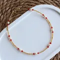Detailweergave van handgemaakte kralenketting met rode stenen en zoetwaterparels - Ketting 5 (38+5cm)