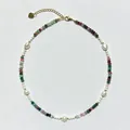 Detailweergave van een handgemaakte ketting met kleurrijke natuursteen en zoetwaterparels - Ketting 9 (38+5cm)
