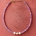 Handgemaakte paarse natuurstenen kralenketting met drie witte zoetwaterparels. - Ketting 11 (38+5cm)