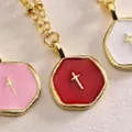 Collier hexagonal en acier inoxydable plaqué or 14 carats avec pendentif croix émaillé - Rouge (Or)