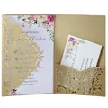 Élégante carte d'invitation en papier kraft découpée au laser avec insert floral - Marron