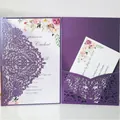 Élégante carte d'invitation violette découpée au laser avec insert floral et pochette - Violet