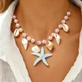 Collana da spiaggia bohémien con perle rosa e ciondoli a stella marina e conchiglie. - Collana con Ciondoli Bohémien Oceano (2920)