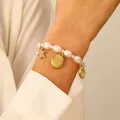 Bracciale di perle in stile boho con ciondoli dorati a stella marina e conchiglia da spiaggia. - Braccialetto di Perle Artificiali a Tema Oceano (12338)