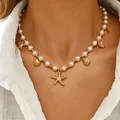 Collana boho con perle finte, ciondoli a stella marina e conchiglie dorate da mare - Collana Perle Artificiali Organismi Marini (A-1217)