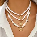 Collana da spiaggia boho a più strati con perline bianche e ciondoli a conchiglia dorati - Collana di Perline Fatta a Mano Pendente Organismi Marini (A-776)