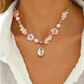 Collana boho di perline con ciondolo a conchiglia e fiori rosa, indossata da modella - Collana con Conchiglia a Fiori Rosa Iridescente (0852)