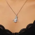 Elegante Halskette mit Katzenanhänger aus Edelstahl und funkelnden Strasssteinen - 06 Weißgoldoptik X462