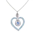Vue détaillée d'un pendentif en forme de cœur avec émail bleu et détails en zircone - Collier Bouteille Étoile Bleu