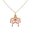 Gros plan détaillé d'un collier pendentif étoile dorée féerique avec de jolies pierres roses - Collier Bouteille Étoile Rose