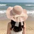 Elegante cappello da sole in paglia rosa per donna con fiocco in pizzo bianco e perle finte - Stile Perla Increspata / Rosa