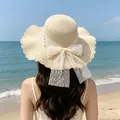 Cappello da sole in paglia a tesa larga con elegante fiocco in pizzo e dettagli in perle - Stile Perla in Pizzo / Beige