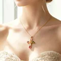 Detailaufnahme einer farbenfrohen Kreuzhalskette mit lebhaften Kristallen am Model. - Ankerkette / Gold