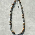 Vue détaillée du collier vintage en œil de tigre et perles d'acier titane argenté - Perle Ronde Oeil de Tigre en Alliage / 38+5cm / Brun Doré