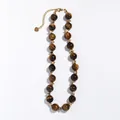 Vue détaillée d'un collier vintage en perles d'œil de tigre avec étoiles dorées - Oeil de Tigre Étoile en Alliage / 38+5cm / Beige