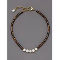 Close-up van vintage tijgeroog stenen kralenketting met witte parels en gouden sluiting - Tijgeroog met Parel Tussenkraal / 40+5cm / Bruin Wit Goud