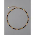 Vue détaillée d'un collier en perles d'oeil de tigre avec fermoir en acier plaqué or - Oeil de Tigre Agate Disque / 40+5cm / Jaune Noir Jaune Pâle
