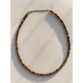 Vue détaillée d'un collier de perles en œil de tigre naturel avec un fermoir plaqué or. - Oeil de Tigre Disque / 38+5cm / Lustre de Soie Brun Doré