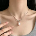 Dettaglio di una collana d'argento minimalista con un'elegante perla bianca a forma di goccia - Collana con Ciondolo di Perle Artificiali-Argento (L0016)
