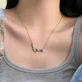 Dettaglio di un'elegante collana con ciondolo a forma di tulipano rosa su catena fine - Tulipano Rosa (L0024)