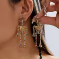 Detailansicht der farbenfrohen Skelett-Ohrhänger mit bunten Strass für Halloween - Bunter Strass Skelett Ganzkörper / Gold