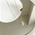 Elegante goldfarbene Halskette mit einem funkelnden Zirkonia-Anhänger in Tropfenform. - Wassertropfen Zirkonia Stil (86438)