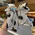 Grande fermaglio per capelli a fiocco in tessuto bianco a pois neri e bordi ondulati - Stile Grandi Pois (N. 16) / Pois Bianchi