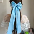 Elegante fermaglio per capelli in raso azzurro con fiocco e lunghi nastri fluenti per donna - Stile Filo Overlock (N. 60) / Celeste