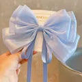 Elegante fermaglio per capelli a fiocco in organza azzurro con lunghi nastri. - Nastro Perlescente (N. 29) / Celeste