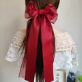 Elegante fermaglio per capelli con grande fiocco di raso rosso e lunghi nastri fluenti - Stile Filo Overlock (N. 60) / Borgogna