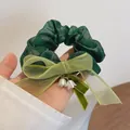 Elastico per capelli in organza verde con fiocco trasparente e ciondoli a mughetto. - Elastico per Capelli Mughetto / Verde Scuro
