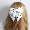Grande fermaglio per capelli a fiocco in raso bianco a pois neri su lunghi capelli biondi - Fermaglio per Capelli a Pois (N. 152) / Pois Bianchi
