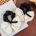 Elegante elastico per capelli in raso nero con fiocco in pizzo bianco ricamato - Elastico per Capelli con Bordo in Pizzo (N. 54) / Bianco e nero