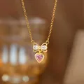 Elegante goldene Halskette mit rosa Herzanhänger und glitzerndem Schleifendetail - Rosa Zirkon Herz Schleife (9130) / Gold