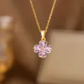 Elegante Goldkette mit vier rosa Herzkristallen, die einen Blumenanhänger bilden - Rosa Vierblättriges Kleeblatt (7011) / Gold