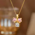 Elegante goldene Halskette mit einem rosa herzförmigen Schmetterlingsanhänger für Damen - Rosa Zirkonia Schleife Halskette (9308)
