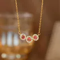 Elegante Goldhalskette mit drei roten Edelsteinen im Halo-Design - Drei Rote Runde Steine (9309) / Gold