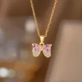 Elegante goldene Schmetterlingskette mit rosa Herzkristallen und funkelnden Akzenten für Damen - Rosa Zirkonia Schleife Halskette (9479) / Gold