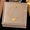 Elegante collar de mariposa en acero inoxidable dorado sobre una caja de joyas de lujo - Pulsera de Mariposa Vintage (Dorado)
