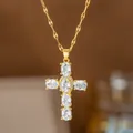 Makroaufnahme eines hochwertigen goldenen Kreuzanhängers mit ovalen Zirkoniasteinen. - Ovales Weißes Zirkonia-Kreuz (8420)