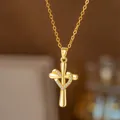 Nahaufnahme einer goldenen Kreuzkette mit Herzanhänger und glänzenden Zirkoniasteinen - Herzumwickelter Stil Kreuz (8422)