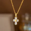 Nahaufnahme des goldene Kreuzanhängers mit Zirkonia-Verzierung und sehr feinem Glanz - Rechteckiges Hohles Zirkonia-Kreuz (8423)